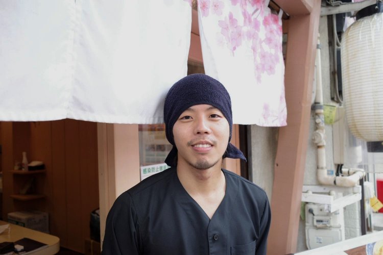 話し方とタオルの下のロン毛のせいか、チャラく見られがちな雇われ店長。好きな映画は「ワイルドスピード」シリーズ。