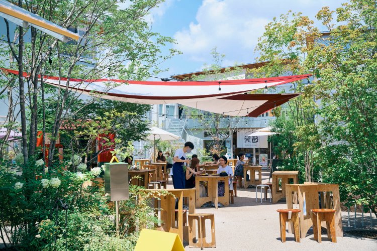 『BONUS TRACK』。14軒が連なり、商店に囲まれた中庭広場が。