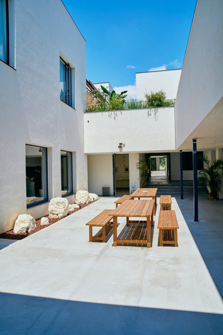 『reload』。テラスでつながる2階建ての個店街だ。