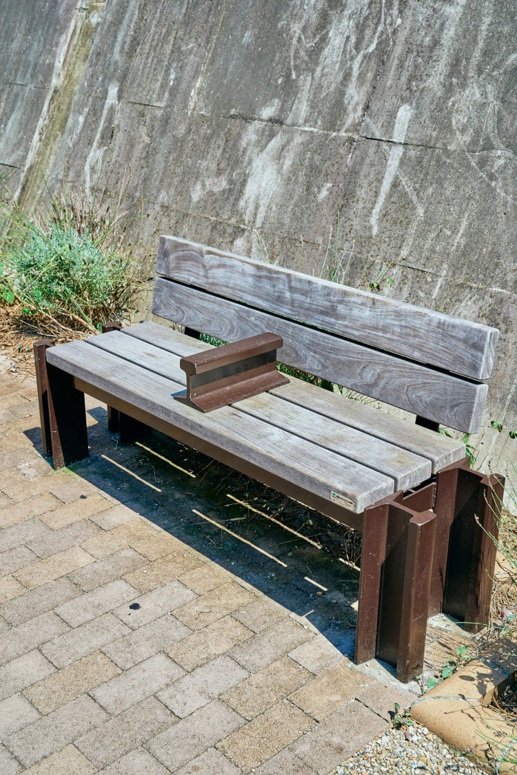 ベンチの脚と肘掛けにレールを活用。さりげなく鉄道オマージュ。