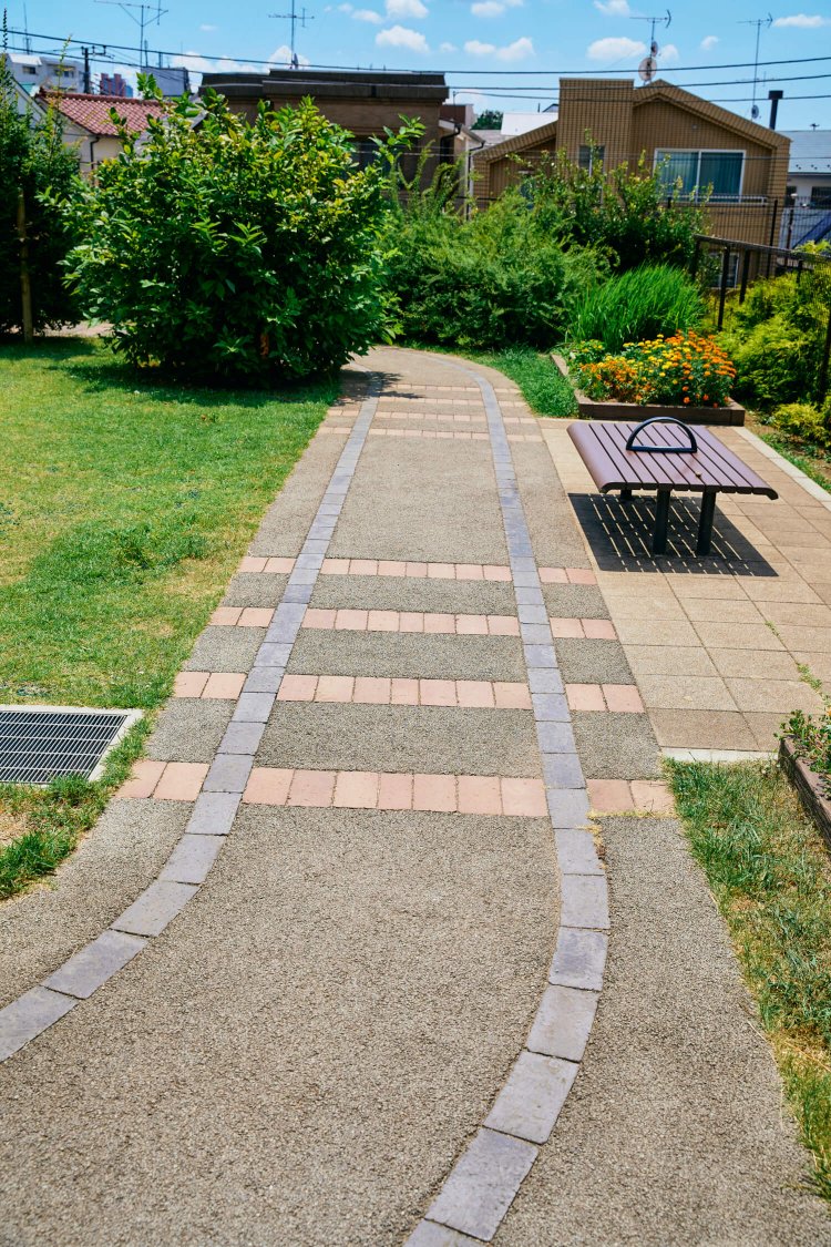 線路上に富士が現れる「代田富士356（みごろ）広場」にはレール風の歩道が。