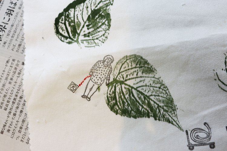 絵の具で押した葉にハンコを組み合わせるワークショップのサンプル制作。ボランティアさんのセンスが爆発……！