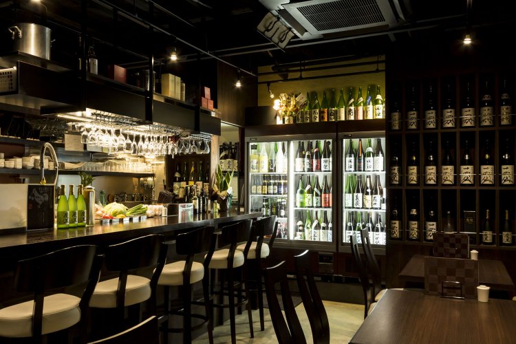 重厚な扉を開けると目の前に広がる日本酒ワールド。