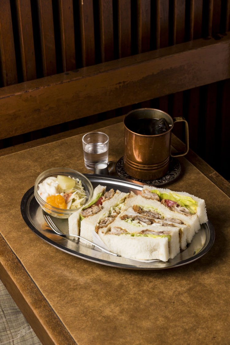 カツサンド550円にアイスコーヒー300円。でもフードを頼むとコーヒーはセット料金で150円に。おトク！