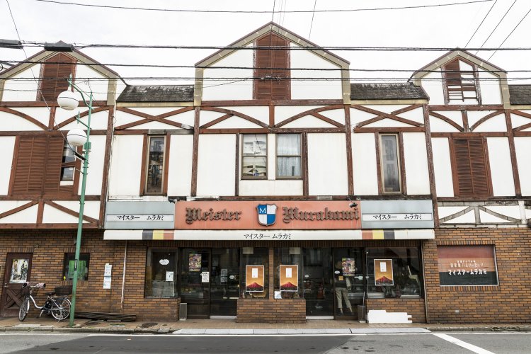 欧風の外観は、ドイツ風のソーセージ・ ハムにも力を入れているからこそ。