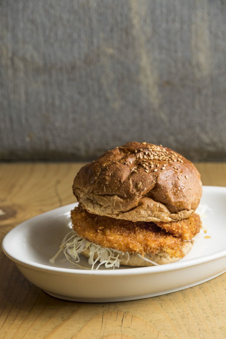 タレカツバーガー565円は実はお持ち帰り専用。店内ではぜひタレカツ丼を山椒たっぷりで。