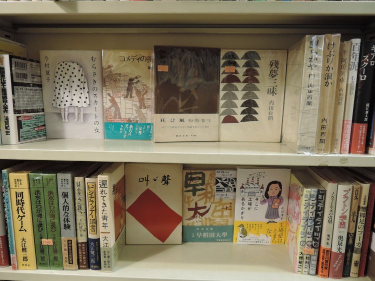 面出しと背表紙のアクセント。これが来店客を心地良く刺激してくれる。