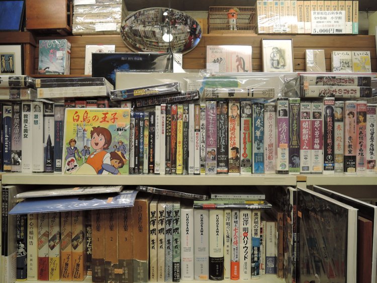 映画本の棚。DVD化されていない貴重な映画のVHSビデオなども扱っている。