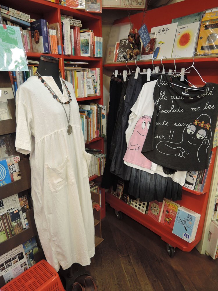 服はただ納品されるだけでなく、コーディネート＆スタイリングされて展示される。