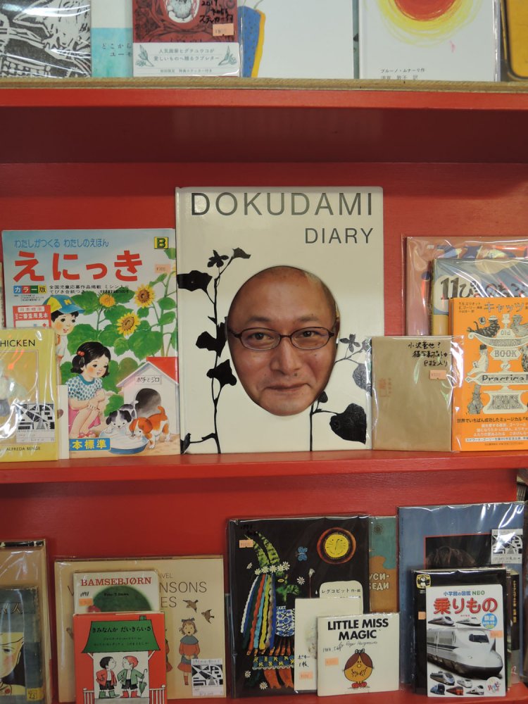 棚をまるくくりぬいて、「顔ハメ」できるようにしてみた。何やってんですか、瀬戸さん！