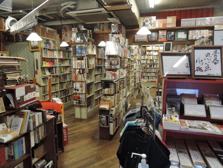 ゆったりと奥行きのある店内。