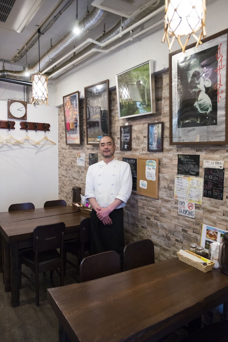 竹内さんは無類の映画好き。壁の映画ポスターも毎月入れ替えるという。