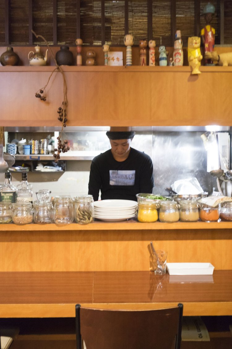 母親が営んでいた韓国料理店を改装して2011年にオープン。