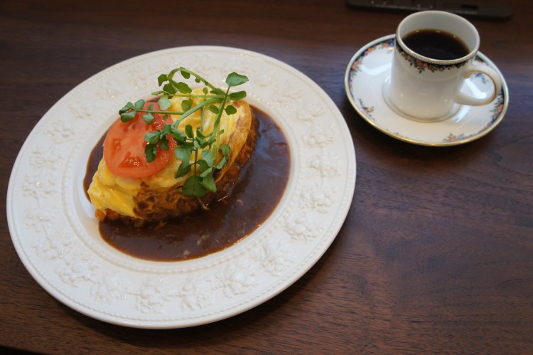 半熟卵のとろとろオムライス980円。ドリンクセットで1280円。