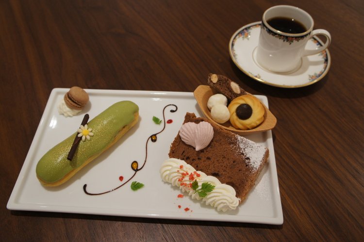 エクレアプレート770円。カフェがセレクトした焼き菓子に、お好きなエクレアを選んで。