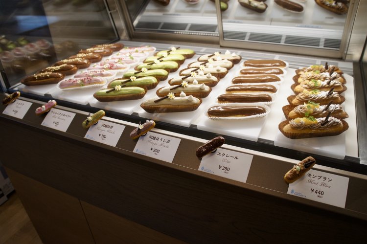 ショーケースに並ぶエクレアの数々。毎朝、淑子さんが1人で丁寧に作り上げる。エクレアは季節とともにメニューが変わる。380円〜440円。