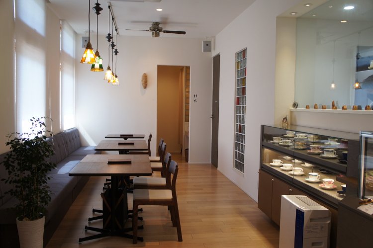 県内の工務店が手がける、エネルギー消費を最小限に抑える高気密・高断熱住宅。この仕様を店舗として利用した事例は初めてのことだそう。あたたかな空気が宿っている。