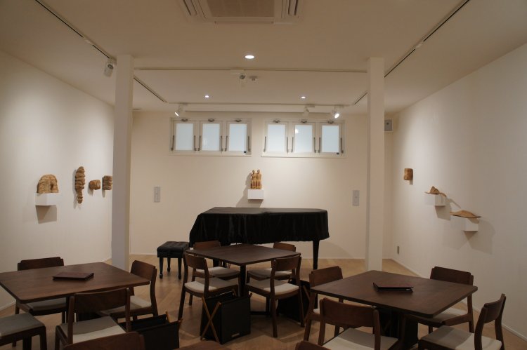 天井が高く開放的なギャラリースペース。もちろんここでの飲食も可能だ。