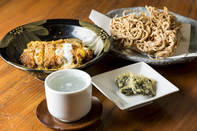 秘伝の揚げそば400円、返しを使ったかつ煮610円、おろしわさびの海苔はさみ揚げ240円を、町田酒造660円で流す。