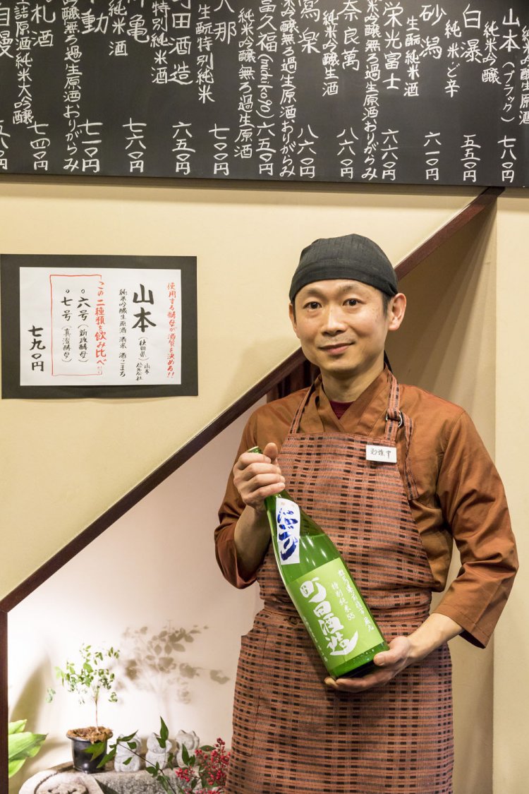 胸の「勉強中」がウケる3代目の佐藤清人さん。