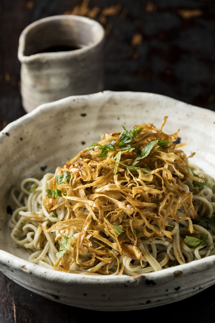 ぱりぱりごぼうのぶっかけ1200円は梅だれで。