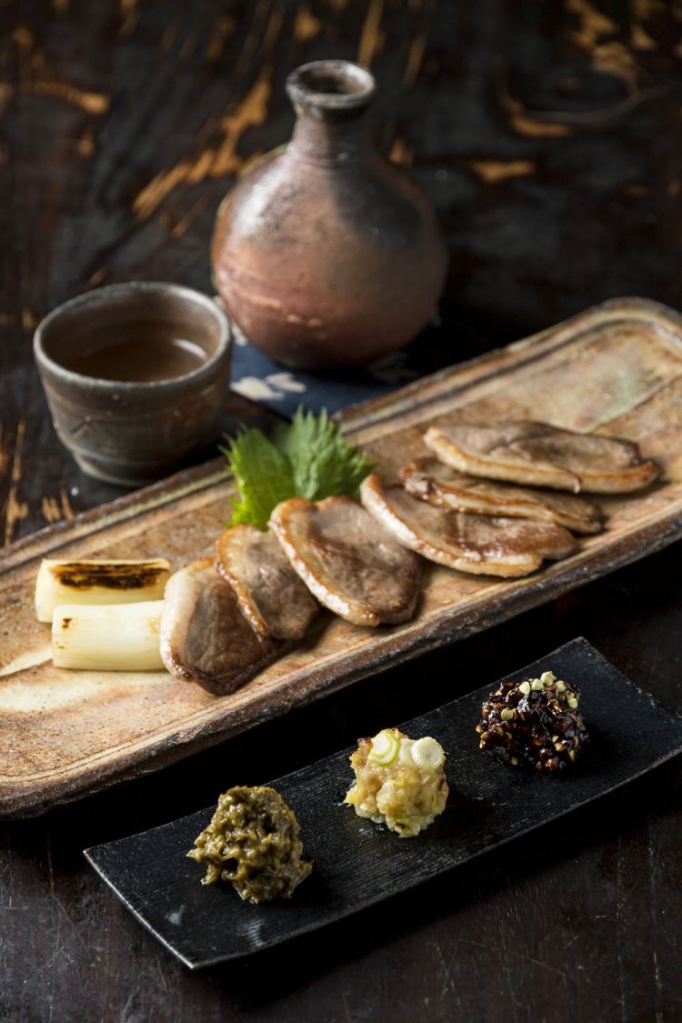 味噌三昧680円は焼き、そば、フキの3種。蔵王地鶏の鴨焼きは1450円。燗酒は兵庫の奥播磨880円。