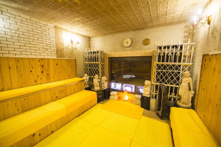 ひのき香る男湯のサウナにはJBLのスピーカーが。サラウンドで迫力満点。