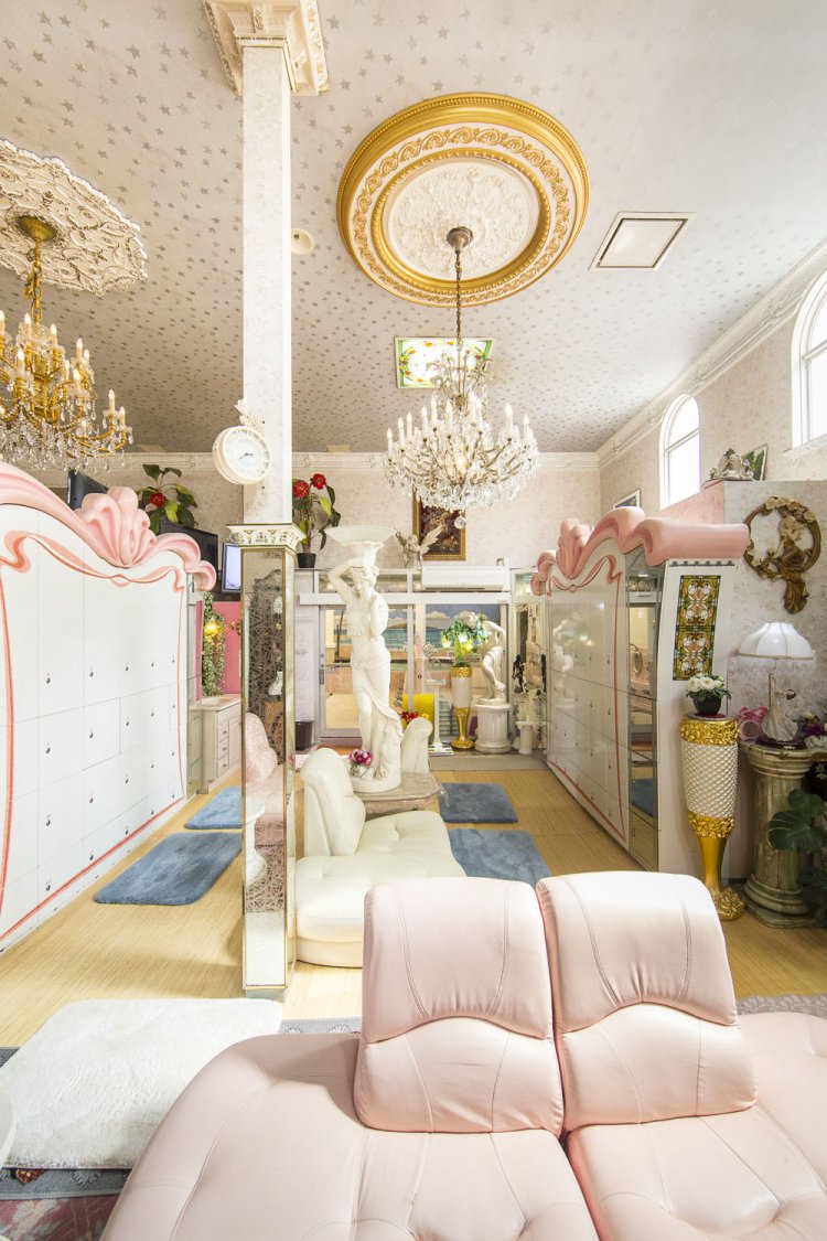 女湯は優雅なピンク系。