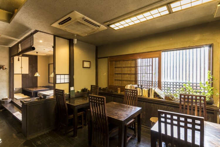 黒木を基調にした店内。