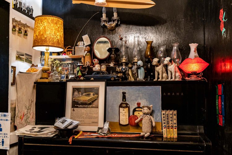 レトロモダンな雰囲気の店内には所狭しとアンティークな品々が。