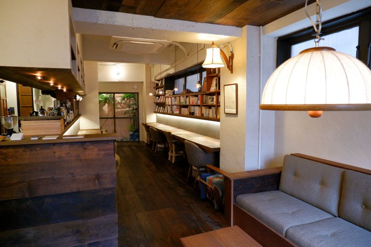 木の温もりを感じる店内。