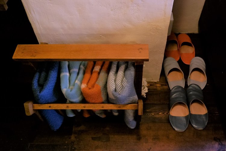 読書に集中できる場を提供するために、自由に使用できるスリッパやブランケットも用意。