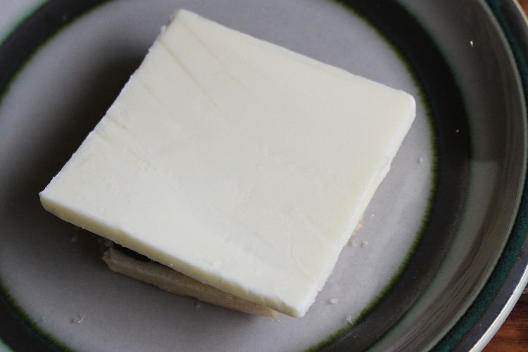 有塩バターを最中よりひとまわり大きく切る。