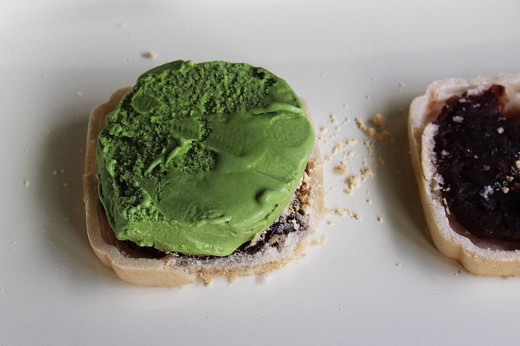 好みのアイスクリームをのせる。