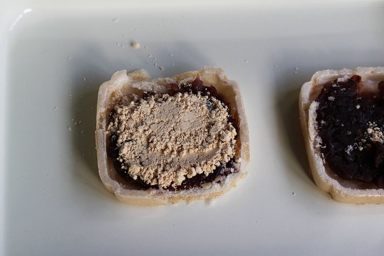 湿気た最中は崩れやすいので半分に割る際は慎重に。