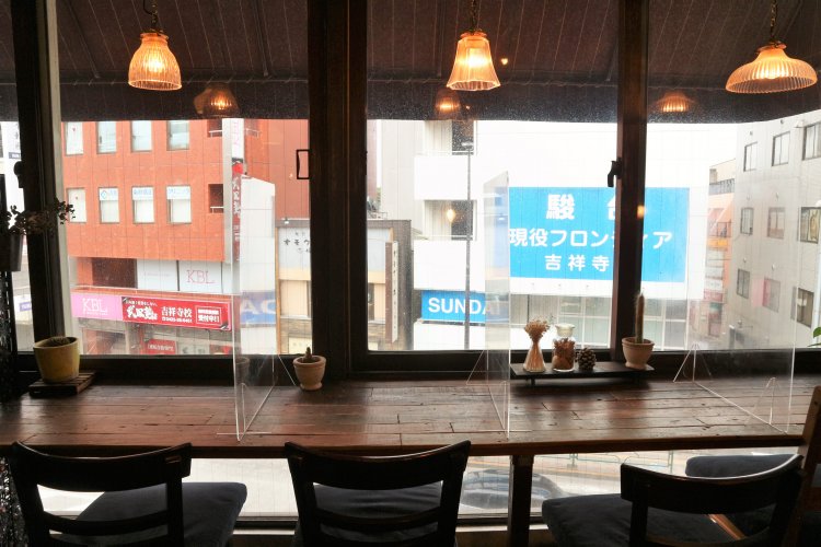カウンター席は、窓から外の景色を楽しめる。