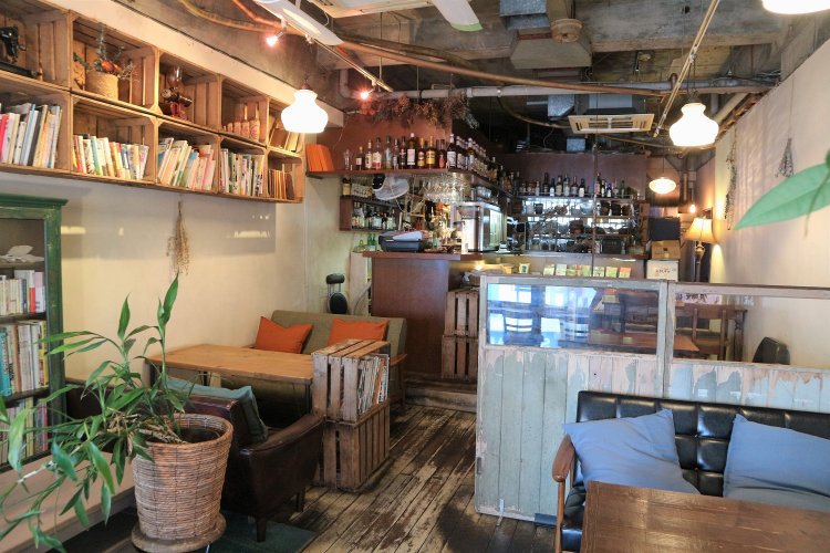 隠れ家感のある店内には、明るい音楽が流れている。