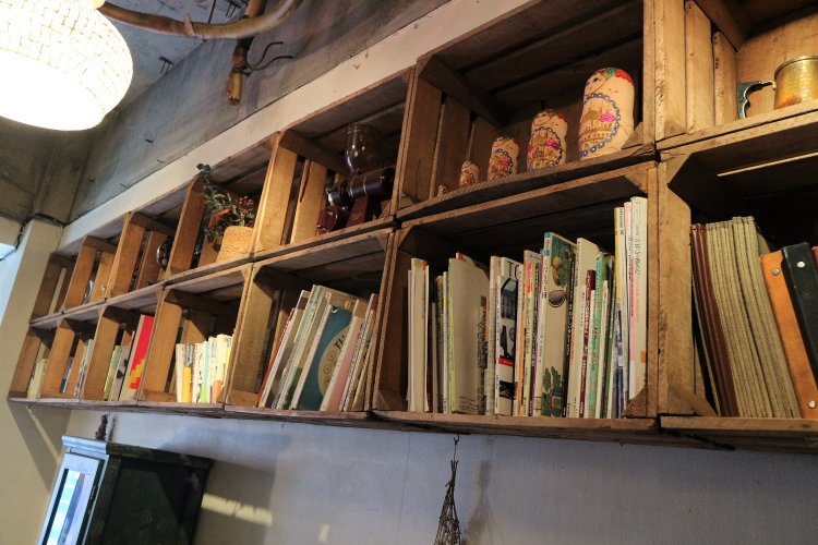 本棚に並べられた本は、誰でも自由に読むことができる。