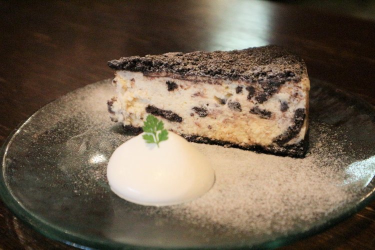 SNSを見て訪れる若者も多い、オレオのニューヨークチーズケーキ860円。