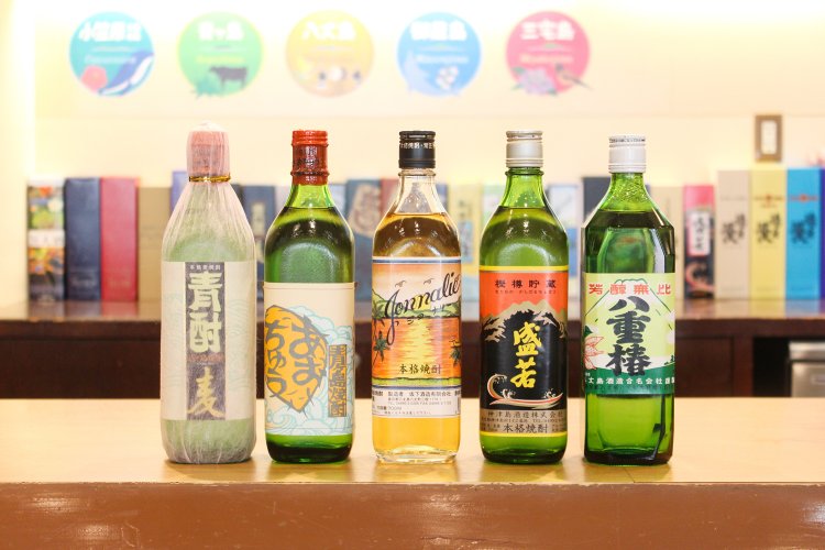 島で作られる焼酎もたくさん。青ヶ島伝統の青酎も。