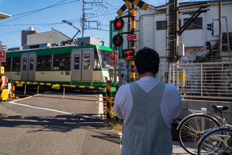 世田谷線のように、車両が少ない電車は、少し引いた場所から車両の＂横顔＂を撮る。