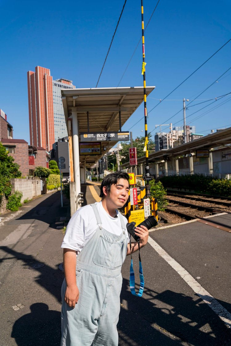 西太子堂駅にて。安全な場所を確保すると、「来た電車はとりあえず全部撮っちゃう！」。「電車の顔が斜めに傾く線路のカーブが好き。カーブを探しながら散策してます」。