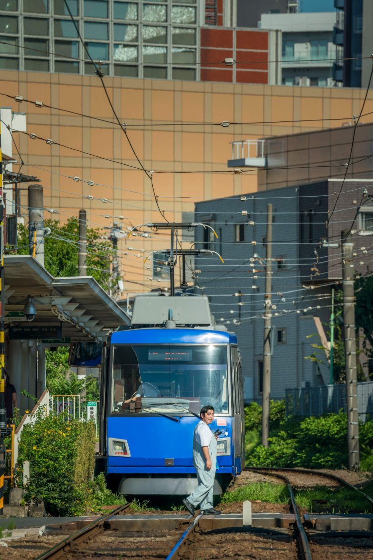三軒茶屋駅の踏切を渡る徳ちゃん。一番好きな青の車両と。「日本の孫」の夏休み風ショット。