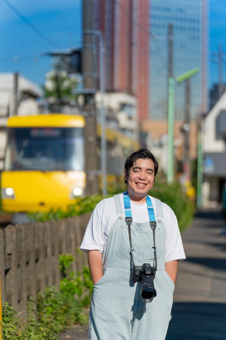 「踏切の音って、よく聞くと鉄道会社によってびみょ〜に違うんですよ」　愛用のカメラはキヤノンEOS90D。小学生の時は、簡易カメラで電車を追いかけた。
