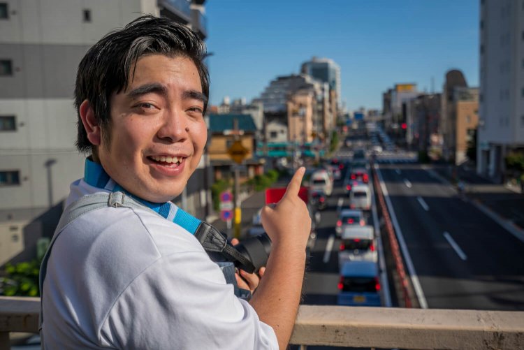 「ほら、クルマとセタ線が交差点で出合う、めっちゃ素敵なシーンです！」　若林駅近くの歩道橋から。一直線に延びる環七通り。大通りを横切る世田谷線が見られる。