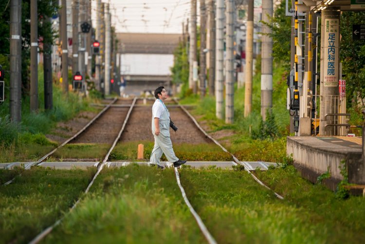 線路内の夏草を眺めながら豪徳寺駅の踏切を渡る。「あら徳ちゃん」と地元の人の声援も。