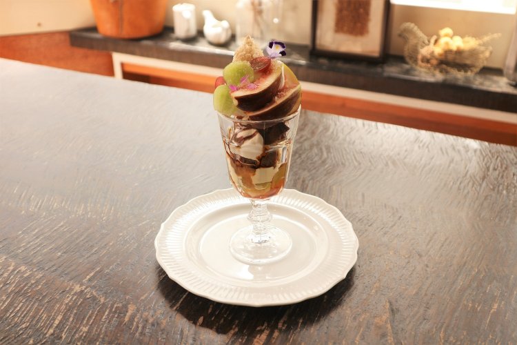 季節のパフェは1400円～。写真はいちじくとブドウのパフェ。