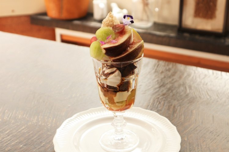 季節のパフェは1400円～。写真はいちじくとブドウのパフェ。