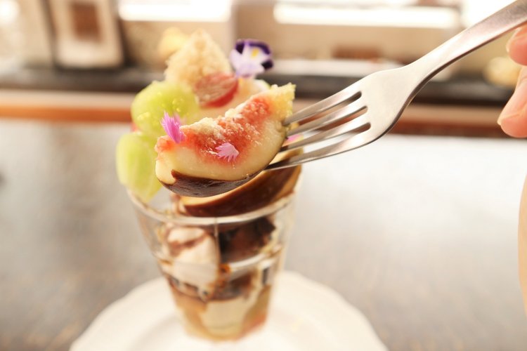 ごろっと入ったいちじくとぶどうは、フレッシュで頬がほころぶほど甘い。クランブル、ゼリー、アイス、メレンゲなど、各素材の食感も楽しい。