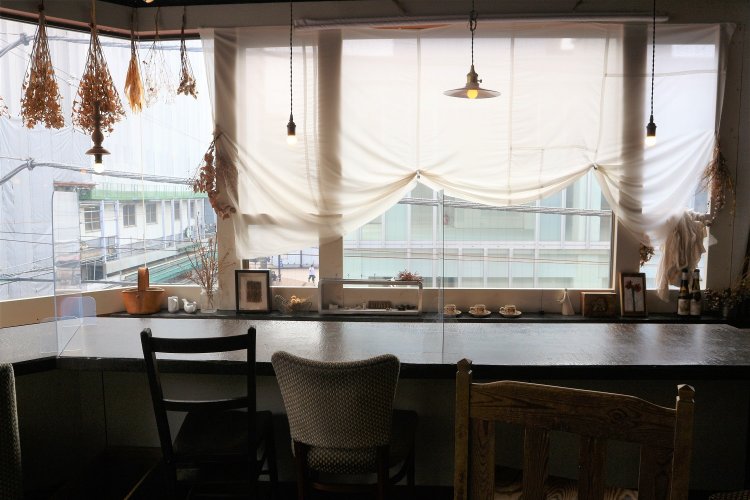 椅子の種類もバラバラ。でも、それがなんだか心地よい。